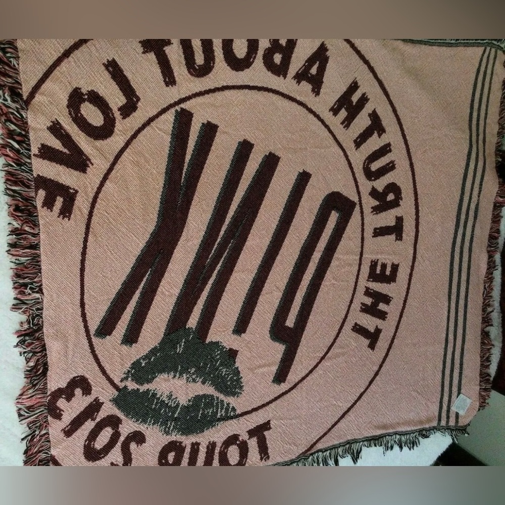 Collector’s item: p!NK truth about love tour blanket